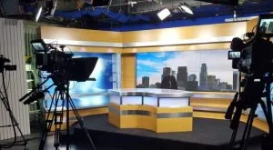 طفل مذيعة يقتحم نشرتها المباشرة على الهواء.. شاهدوا ردة فعلها (فيديو)