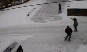 فيديو دراماتيكي.. بسبب الثلج رجل يطلق النار على جيرانه ثم ينتحر (فيديو)