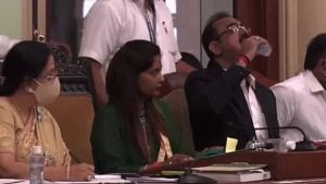 مسؤول هندي يشرب معقما لليدين ظنا منه أنه زجاجة ماء! (فيديو)