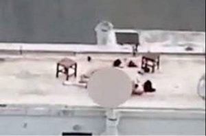 مفاجأة في فيديو الفتاة التي حبسها والديها عارية تمامًا بسطح المنزل