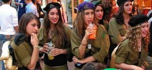 قناة إسرائيلية تكشف عن دور نساء الموساد في إبرام اتفاق التطبيع مع دول خليجية!