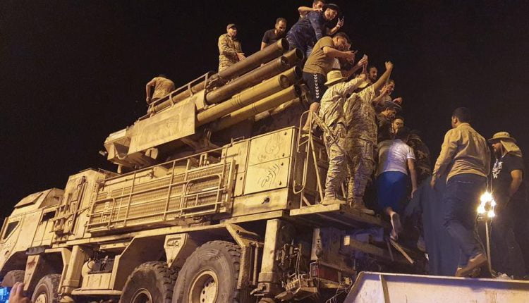 بطارية نظام بانتسير S-1 الروسي للدفاع الصاروخي سيطرت عليها قوات الحكومة الليبية