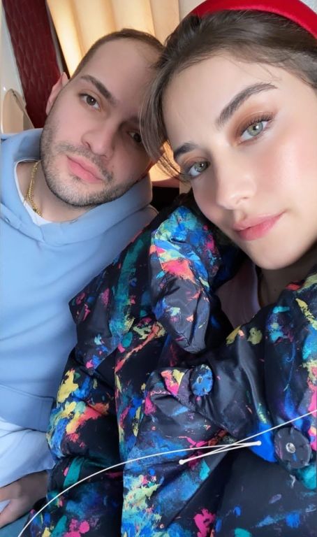 هازال كايا تظهر بعفوية مع زوجها خلف كواليس التصوير (فيديو) 2 هازال كايا تظهر بعفوية مع زوجها خلف كواليس التصوير (فيديو) 1