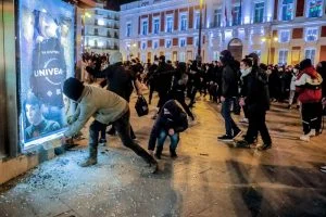 جانب من أعمال الشغب في إسبانيا