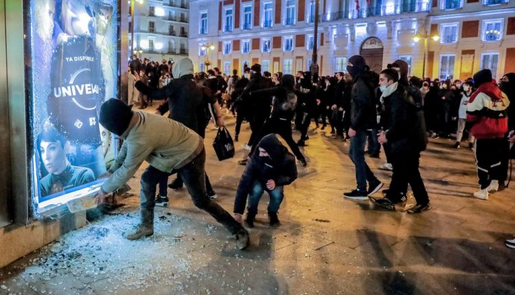 جانب من أعمال الشغب في إسبانيا