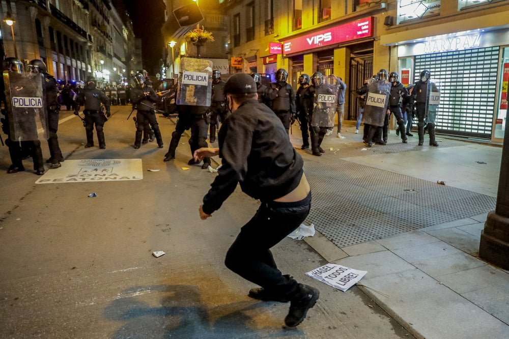 (صور) اعتقال 80 بأعمال شغب لليوم الثالث في إسبانيا احتجاجًا على حبس مغنٍ "أهان الملك" 6