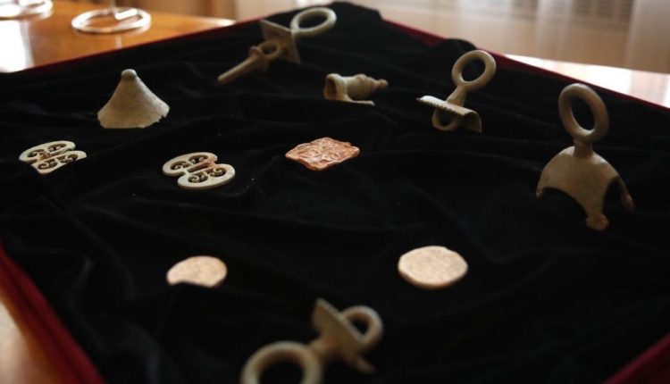 بعض من 412 قطعة أثرية أعادتها المجر إلى تركيا