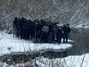 عشرات المهاجرين تركتهم اليونان في الثلج