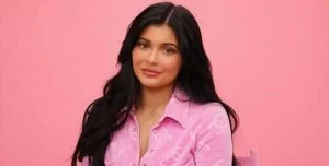 كايلي جينر تطبق المكياج لوالدها المتحوّل جنسيا كاتلين (فيديو)