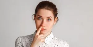 العبث بالأنف.. هل يسبب ضررًا؟ وكيف توقف هذه العادة؟