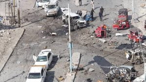 جانب من أضرار الانفجار قرب مقر البرلمان الصومالي في مقديشو