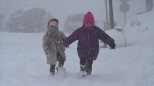 أطفال يلهون بالثلج في تركيا