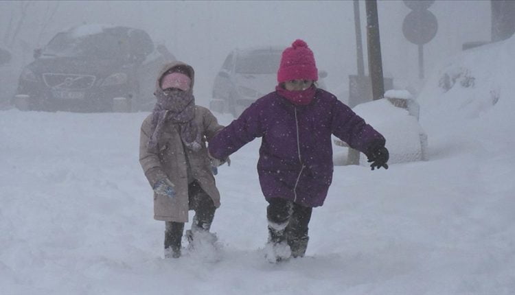 أطفال يلهون بالثلج في تركيا