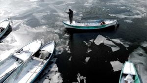 الصيادون يكسرون الجليد في بحيرة بيشهير لممارسة مهنتهم