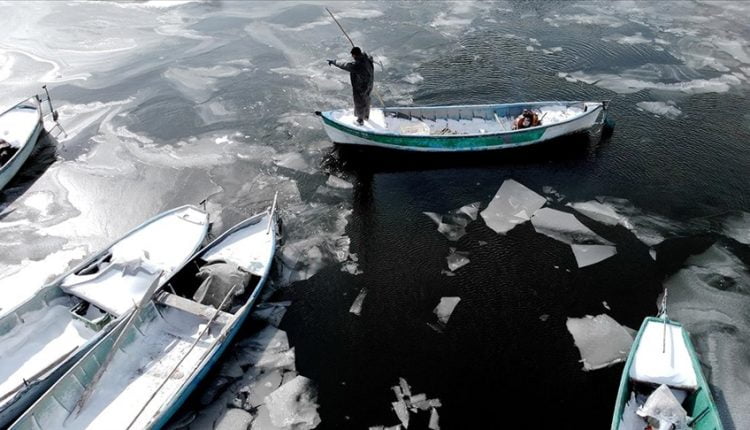 الصيادون يكسرون الجليد في بحيرة بيشهير لممارسة مهنتهم