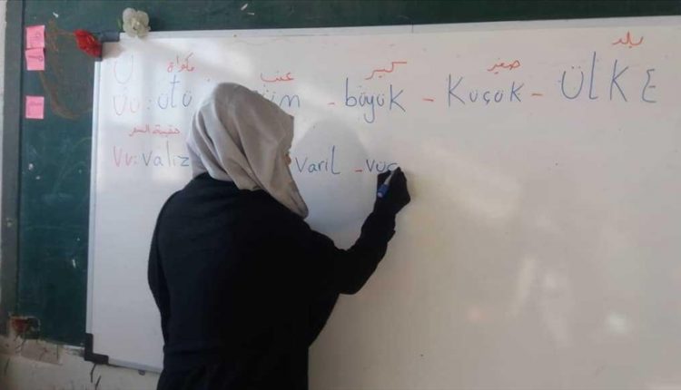 معلمة أمريكية تضع قدمها على رأس طالب