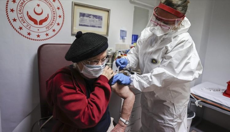 بدء إعطاء الجرعة الثانية من لقاح كورونا للعاملين بالصحة والأولى لمن يزيد عن 70 عامًا