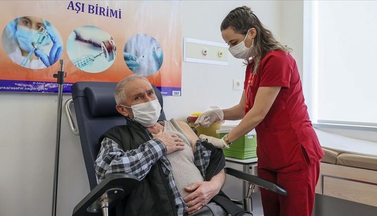 مواطن يتلقى جرعة من لقاح كورونا في تركيا