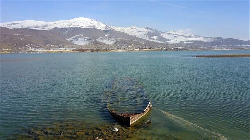 السفينة في بحيرة وان في تركيا