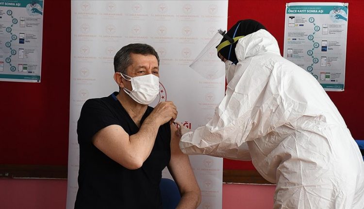 وزير التربية يتلقى تطعيم كورونا مع بدء تلقي المعلمين الجرعات