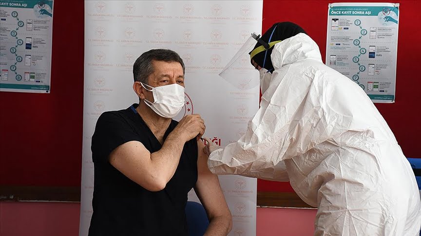 وزير التربية يتلقى تطعيم كورونا مع بدء تلقي المعلمين الجرعات