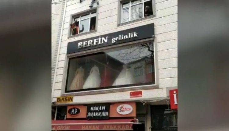 أب يلقي أطفاله