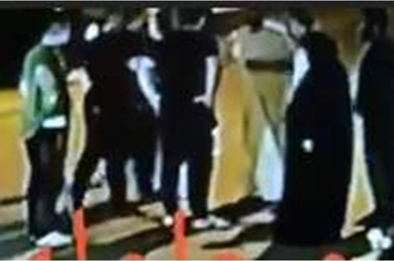 شاهد.. سيدة تقود 4 شباب في مشاجرة بأحد شوارع البحرين 37