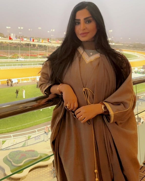 ريم عبدالله ترتدي عباءة رجالية.. ومتابعون: "مضيعة جمالها" 1