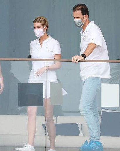 بملابس “التنس”.. شاهد: صور جديدة لـ”إيفانكا ترامب” تختبر تركيب عازل الزجاج على شرفتها بميامي 7