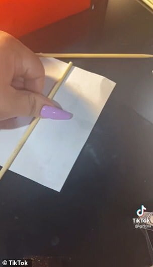 في عيد الحب.. امرأة تمنح زوجها هدية غريبة وتحصد أكثر من 4 ملايين مشاهدة 1