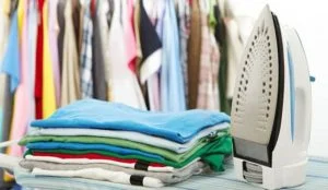 كيّ الملابس بدون “مكواة”..اليك الطرق