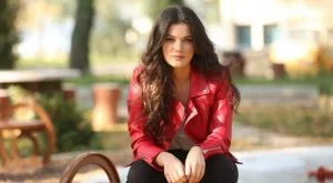 التركية بينار دينيز بموقف مُحرج (فيديو)