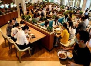 جدل في الصين بسبب مطعم يوظف نُدُلا عراة الصدر