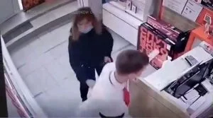 سيدة تسرق هاتف ومحفظة تاجر في إسطنبول