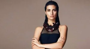 صورة توبا بويوكستون مع هذا المغني الشهير تثير ضجة.. هل يجمعهما قصة حب؟