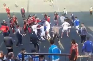 مباراة كرة قدم بسوريا تتحول إلى “نزال عنيف للمصارعة” (شاهد)