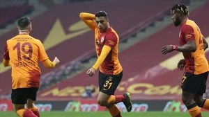 الاتحاد التركي لكرة القدم يوقف المصري مصطفى محمد ويغرمه ماليا