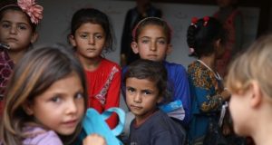 عدد من الأطفال السوريين في خيام اللاجئين