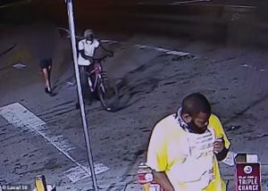 شاهد: جريمة صادمة.. اختطاف فتى واغتصابه وإطلاق النار عليه وإلقائه في الشارع 1