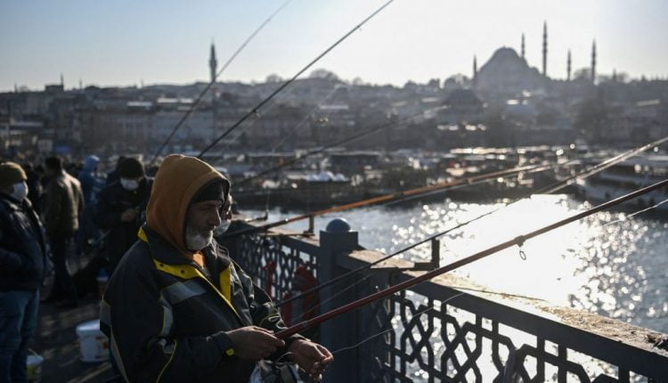 صيادون هواة على شاطئ مضيق البسفور في اسطنبول