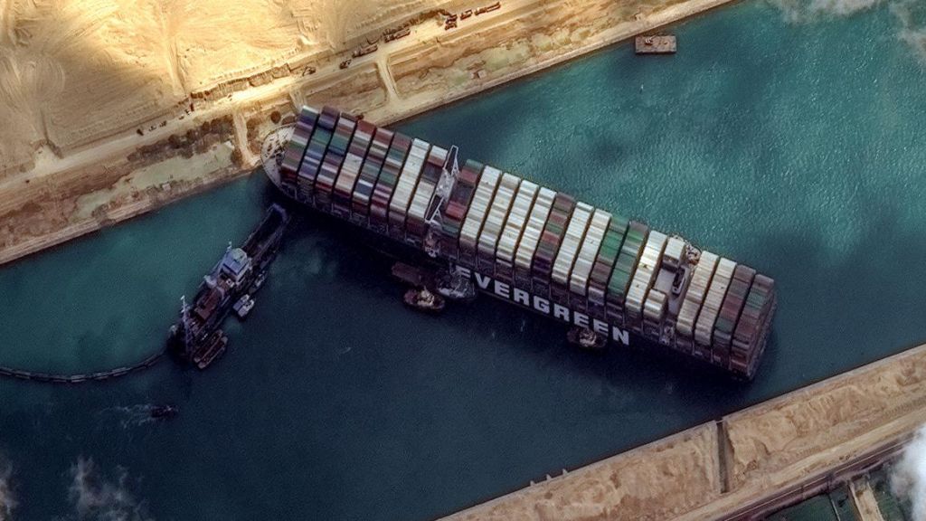 قنبلة موقوتة 20 سفينة عالقة بقناة السويس تحمل المواشي ومخاوف من نفاد 