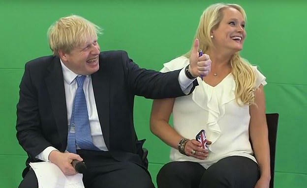 بالصور .. سيدة أعمال تكشف عن فضيحة علاقتها الغرامية برئيس وزراء بريطانيا وخيانته لزوجته 5