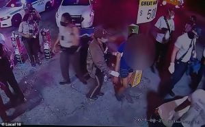 شاهد: جريمة صادمة.. اختطاف فتى واغتصابه وإطلاق النار عليه وإلقائه في الشارع 9