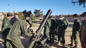 الجنود الليبيين يتلقون تدريبا على قذائف الهاون