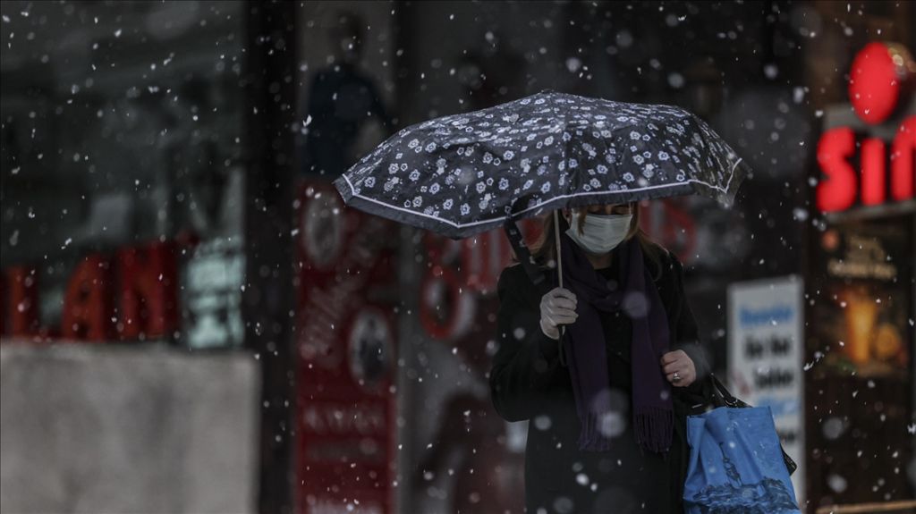 (صور) أجواء ساحرة بفعل تساقط الثلوج على العاصمة أنقرة 38