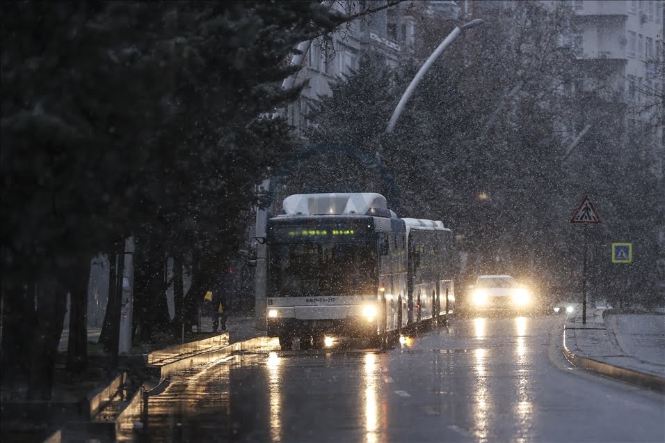 (صور) أجواء ساحرة بفعل تساقط الثلوج على العاصمة أنقرة 30