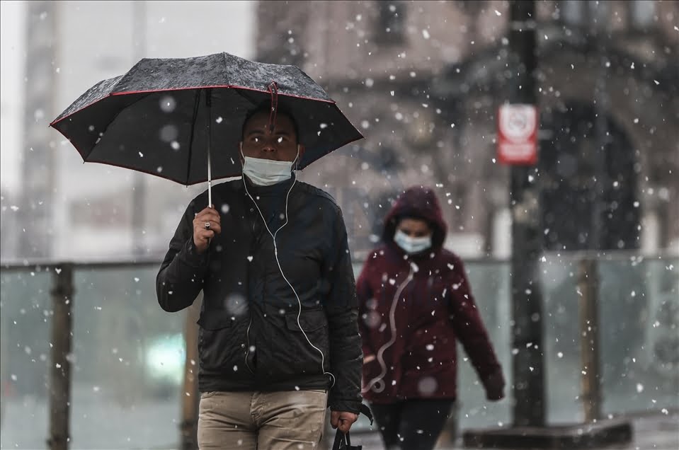 (صور) أجواء ساحرة بفعل تساقط الثلوج على العاصمة أنقرة 34