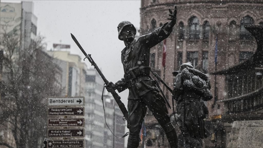 (صور) أجواء ساحرة بفعل تساقط الثلوج على العاصمة أنقرة 36