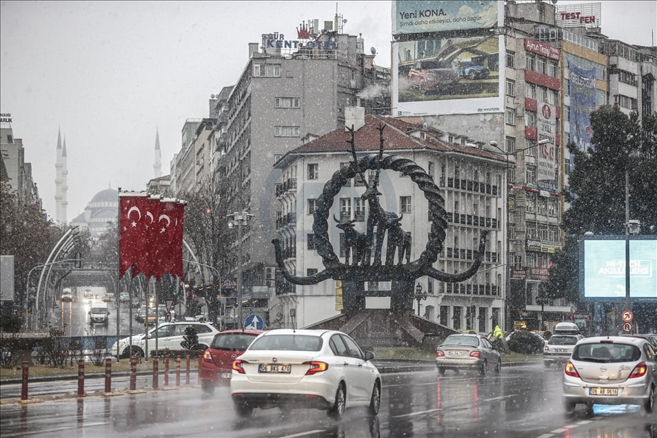 (صور) أجواء ساحرة بفعل تساقط الثلوج على العاصمة أنقرة 32