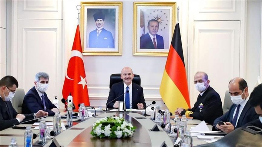 وزير الداخلية التركي يناقش مع نظيره الألماني قضايا الإرهاب والهجرة والأمن